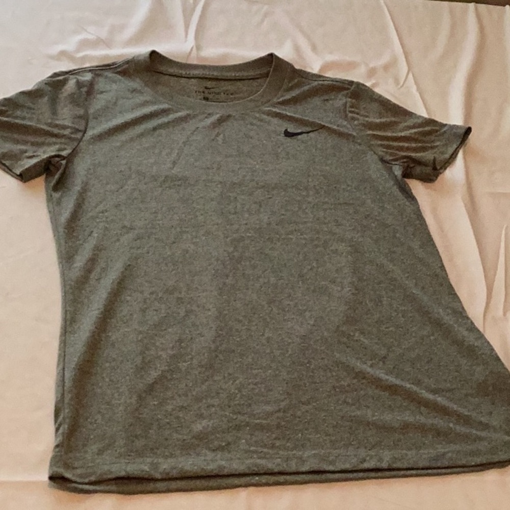 Nike Women's Gray Short Sleeve Tee 🔮